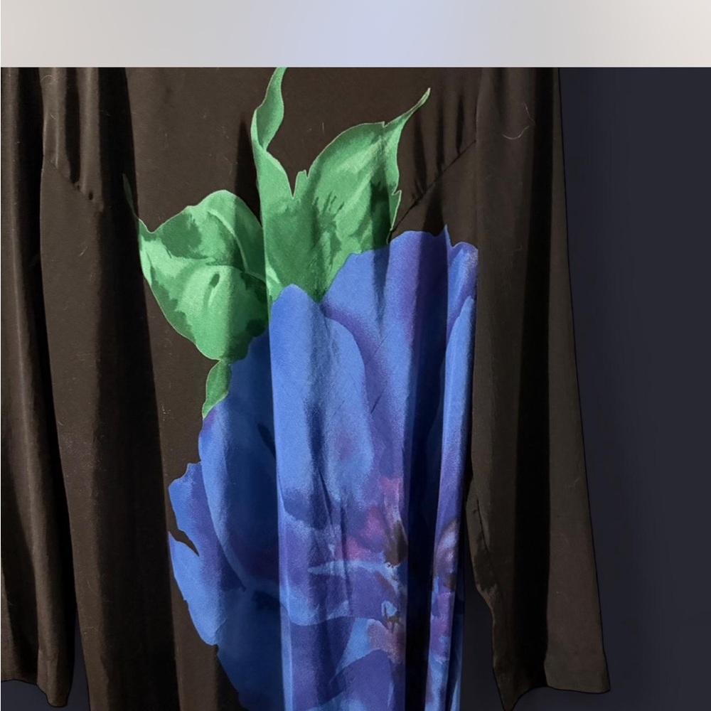 Chic Black Dress with Blue Floral Accent - Picture 4 of 9